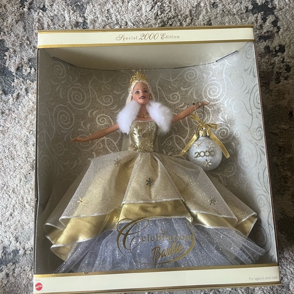 Mattel Holiday Surprise Barbie Doll – 2000 Edition – New In Box